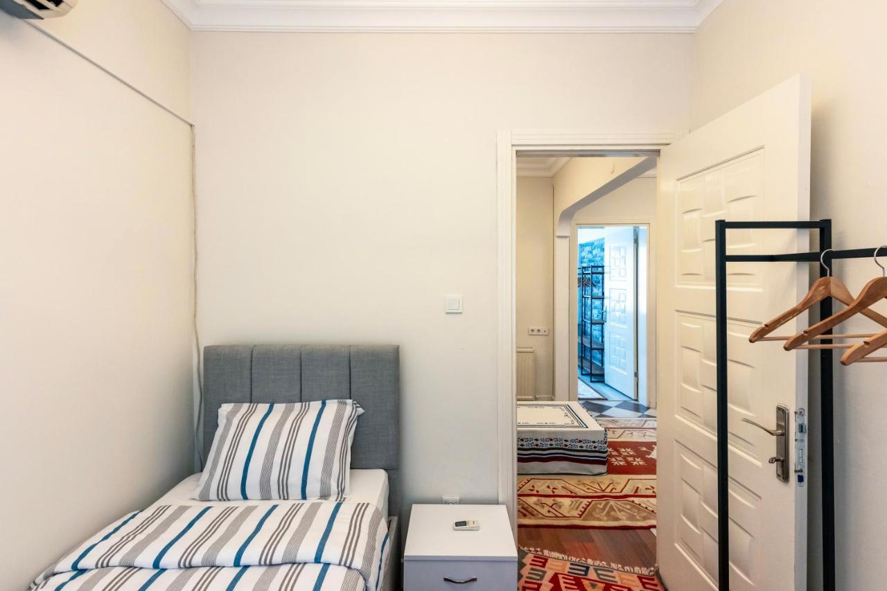 In The Center Of Taksim And Galataport 3 Bedrooms And 1 Living In Appartement *