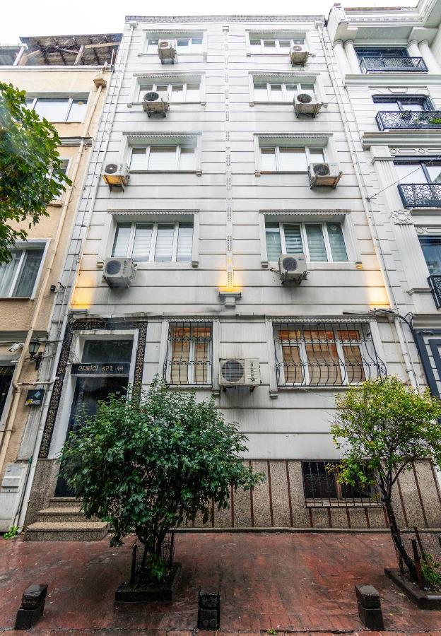 In The Center Of Taksim And Galataport 3 Bedrooms And 1 Living In *