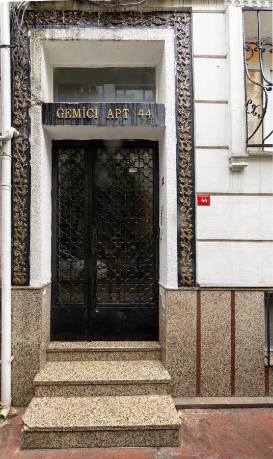 In The Center Of Taksim And Galataport 3 Bedrooms And 1 Living In Apartment